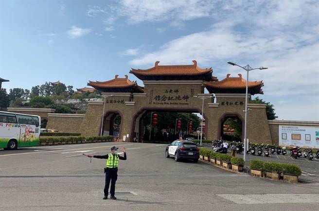 清明連假，仁武警方加派警力維護交通安全。（警方提供／林瑞益高雄傳真）