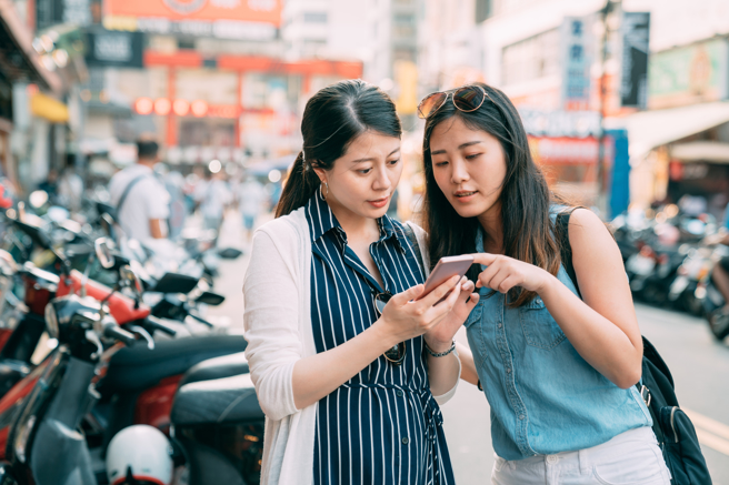 日本一名网友近日分享，台湾卖场的国籍调查海报，并提供贴纸让游客贴，未料贴法让人一眼认出日本人。(示意图/达志影像)