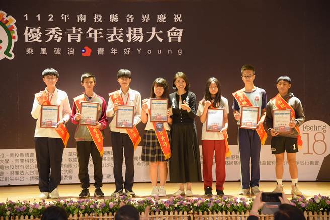 许淑华10多年前也曾获颁社会优秀青年奖，她以「学姐」身分出席表扬大会，并恭贺获奖青年。（南投县政府提供／杨静茹南投传真）