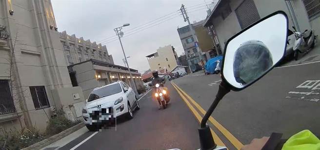 清水区日前有8部改装噪音机车车聚影响安寧，清水警分局获报到场举发，并通报相关单位检验。（警方提供）