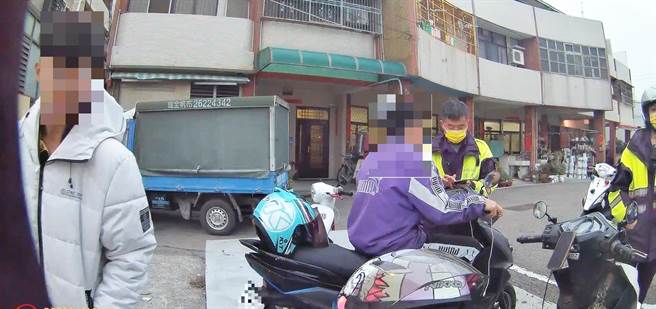 清水区日前有8部改装噪音机车车聚影响安寧，清水警分局获报到场举发，并通报相关单位检验。（警方提供）