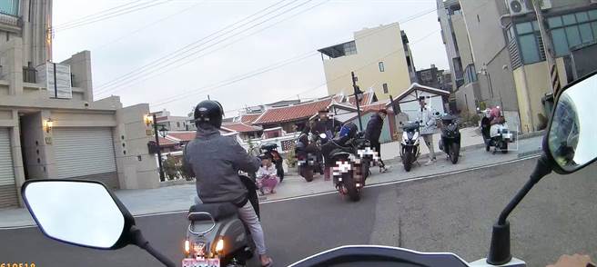 清水区日前有8部改装噪音机车车聚影响安寧，清水警分局获报到场举发，并通报相关单位检验。（警方提供）