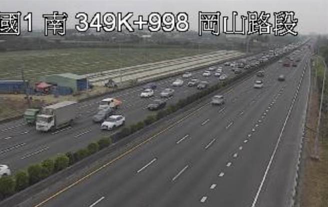 今（1）日是清明連假第一天，上午10時9分國道1號南向348.4公里岡山路段發生 5輛小客車的追撞事故，造成後方車流回堵。（摘自警廣即時報APP／林瑞益高雄傳真）
