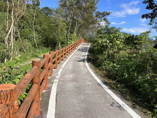 兩潭自行車道設施損壞，部分護欄重建，提升安全與美觀。縣府觀光處提供／王志偉花蓮傳真）