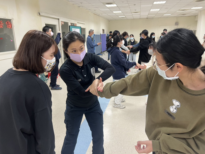 林家颖，是警专31期毕业，她也是新北市警局首位霹雳特勤女警，也跟其他参与的教官下场亲切指导。(三峡分局提供)