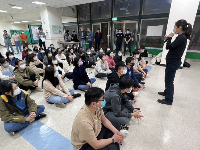 林家颖也跟其他参与的教官下场亲切指导。(三峡分局提供)