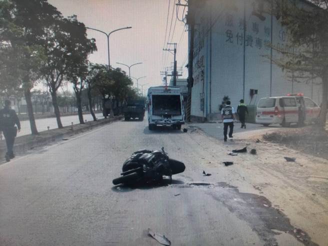 高雄一名机车骑士于3月30日与垃圾车在水管路三段发生车祸，图为车祸现场。（翻摄照片／林瑞益高雄传真）