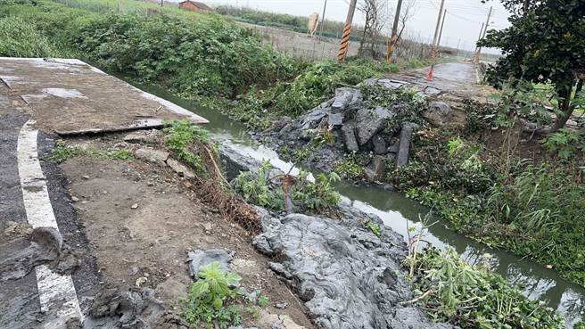 麥寮鄉三盛村產業道路的N37橋梁，3月30日晚間突然斷裂，連橋板、橋墩等遺骸都不見。（雲林縣府提供）