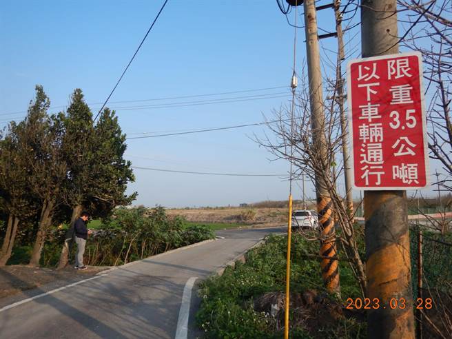 N37橋梁去年8月檢測時，橋墩跟橋面板混凝土皆已剝落、鋼筋明顯外露、橋梁未設置護欄，列入打掉重建的危橋，限制3.5公噸以下車輛通行。（雲林縣府提供）