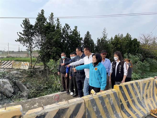 雲林縣長張麗善及立委林文瑞等人勘查麥寮斷橋。（雲林縣府提供）