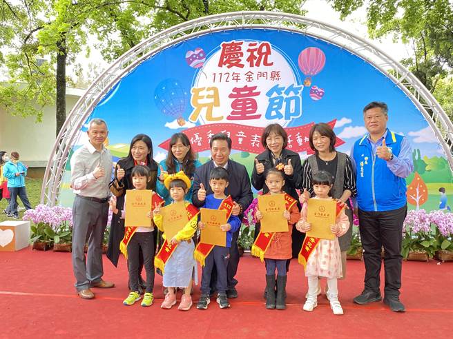金门地区今日在林务所盛大举行儿童节表扬活动，由县长陈福海(二排中)亲自颁奖给来自全县各小学的优秀学童。(于家麒摄)