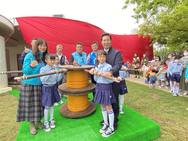 颁奖典礼后，县长陈福海(中)也邀请得奖小朋友及与会贵宾一起为林务所内的「木育互动学习馆」转动绞盘，正式揭牌启用。(于家麒摄)