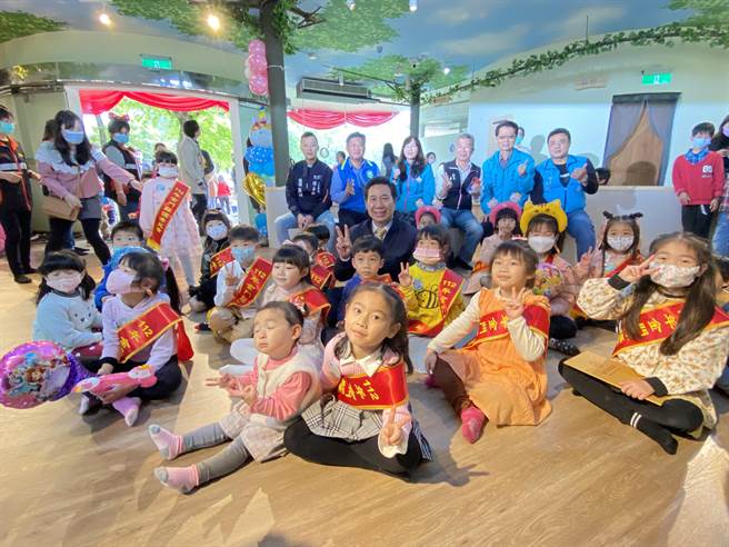 小朋友们个个迫不及待，一拥而进抢先体验馆内各项设施，县长陈福海(中)也开心的与小朋友们打成一片。(于家麒摄)
