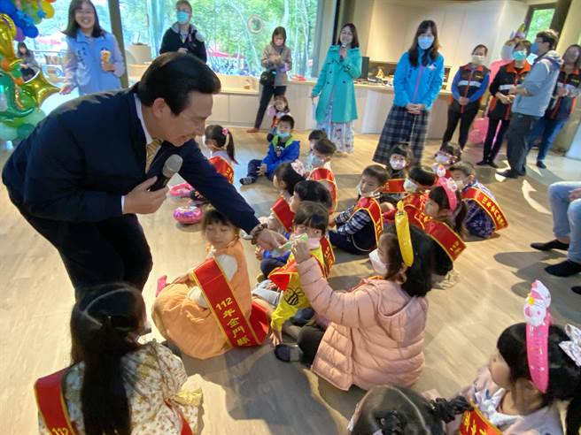 县长陈福海(左一)与小朋友们玩有奖徵答，并加码通通有奖，小朋友们个个开心不已。(于家麒摄)