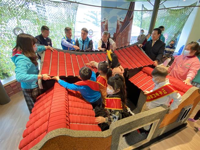 县长陈福海及与会贵宾与小朋友们一起盖大型古厝积木，同心协力完成组装。(于家麒摄)