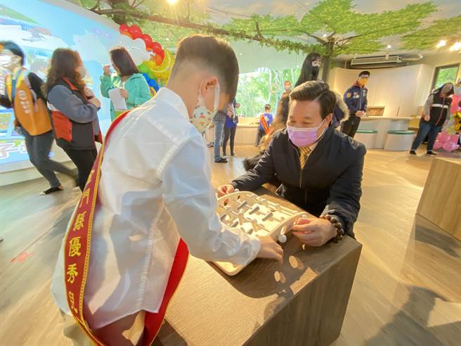 县长陈福海(右)也与小朋友一起体验馆内的各项桌游，陪伴一起提早欢度儿童节。(于家麒摄)
