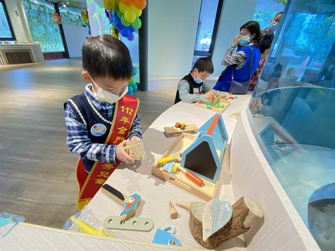 馆内超过50组以上木制游具，採开放性的玩法，激发参与孩童的想像力、创造力和解决问题的能力。(于家麒摄)