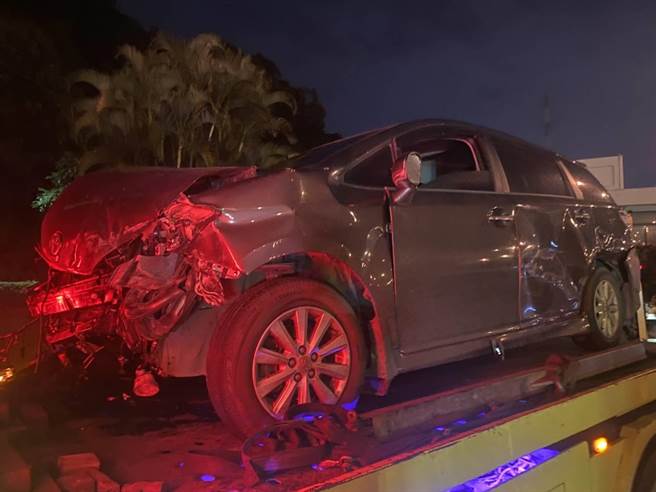 撞烂的休旅车。(黄敬文翻摄)