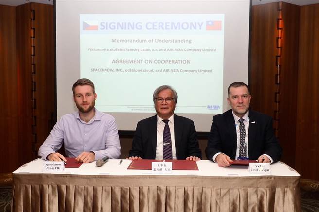 亚航卢天麟董事长（中）、捷克航太研究中心（VZLU）卡什帕尔董事长（右）及捷商SPACEKNOW公司乔纳斯副总经理共同签署合作备忘录。（台湾国防产业发展协会提供）