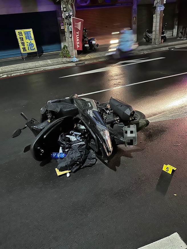 新北有位酒商業務今(1)日凌晨3時許騎機車酒駕返家，途中不慎撞上分隔島自摔，結果傷勢過重不治身亡，詳細肇事原因仍有待警方釐清。(黃敬文翻攝)