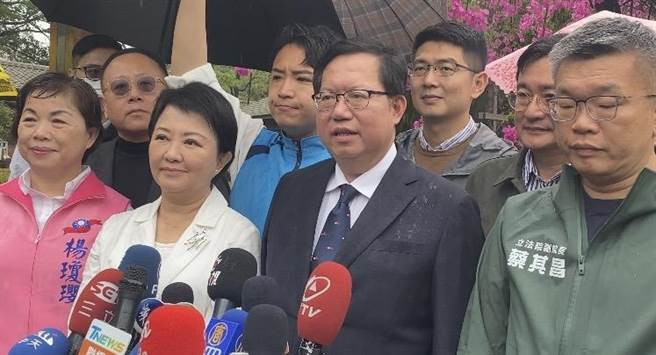 全民普发6000元先前规画在4月6日陆续发放，但有民眾已收到款项，郑文灿（右2）1日在中市受访时表示，8大行库、3银行1日入帐。（陈淑芬摄）