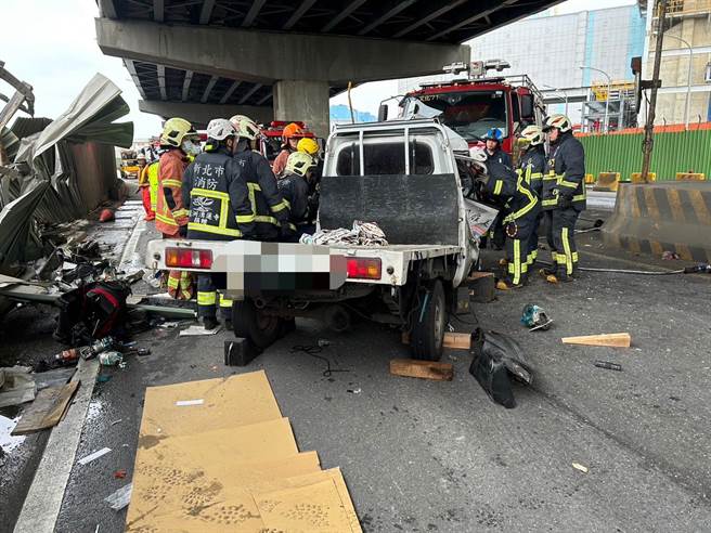 新北林口20岁廖姓男子在今(1)日上午7时许，驾驶小货车行驶在台15线上，但途中因不明原因撞上一旁的护栏，廖男一度受困在变形的车头中。(黄敬文翻摄)