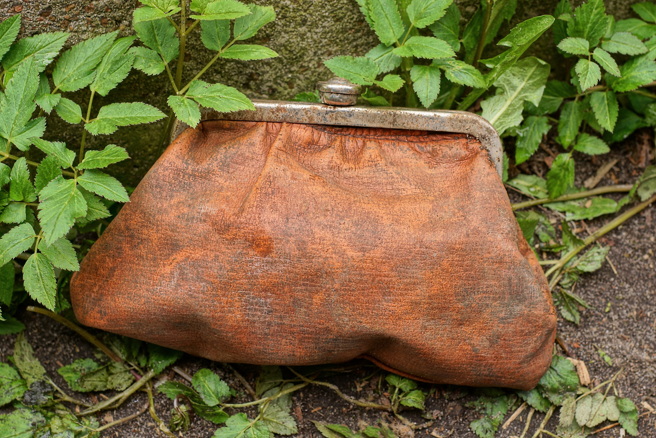 美国一名女子花了新台币30元买下旧手拿包，没想到上面竟镶有12颗宝石。(示意图/达志影像)