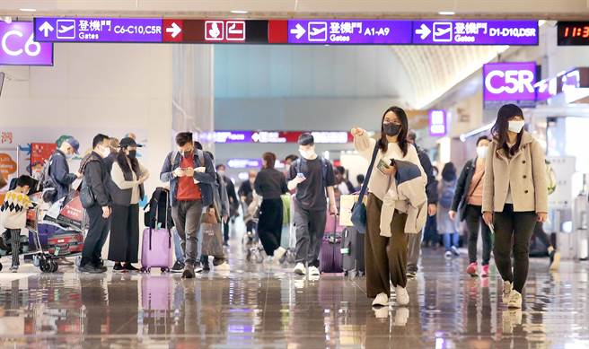 在桃園機場出境管制區內，旅客前往候機室準備登機。（范揚光攝）