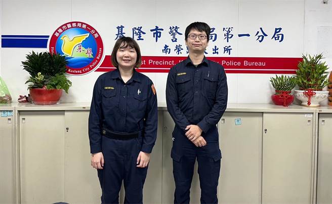 ▲協助柴柴找到主人的南榮派出所員警陳思雯（左）、魏簡彣（右）。（基隆市警局提供／徐佑昇基隆傳真）