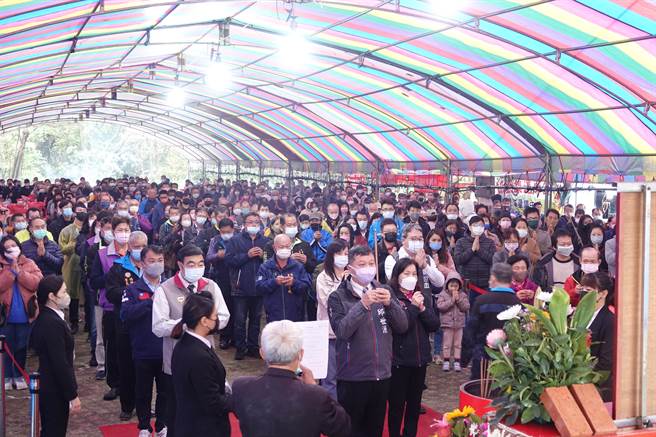 清明連假首日，桃園市楊梅生命紀念園區舉行112年春祭祭典，楊梅區長邱世源率領公所團隊、在地民代與祭祀家屬一起參與祭典。（楊梅區公所提供／蔡明亘桃園傳真）