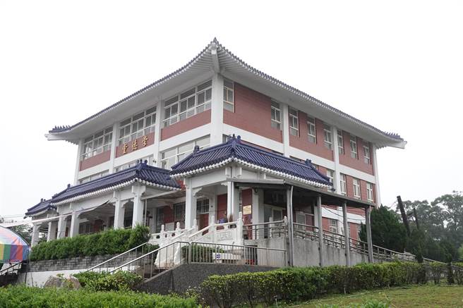 楊梅生命紀念園區崇德納骨堂2樓新增櫃位啟用，預計未來將增加停車格數因應民眾停車需求。（楊梅區公所提供／蔡明亘桃園傳真）