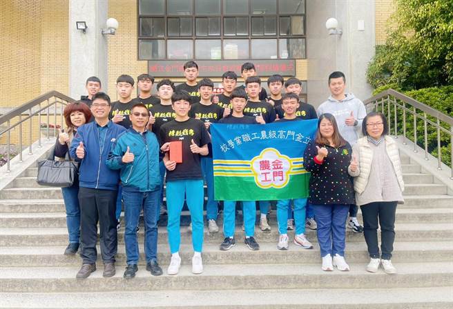 金门农工男篮睽违21年再次重返全国八强，家长会代表特别致赠程仪，预祝球队勇夺佳绩。(图／金门农工提供)