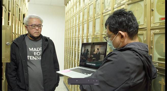 《和平归来》剧组于林重威医师灵前播放影片片花。（国际桥牌社提供）