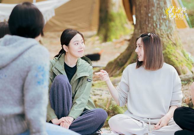 刘品言（左）愚人节玩很大，跟郭雪芙说要结婚了。（TVBS提供）