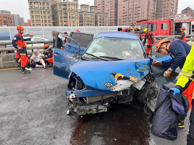 新北环河快速道路约3.5k处今日下午2时43分发生一起车祸，有辆疑似为营业车的蓝色休旅车当时载着一家7口，3男3女以及1名男童出游，途中疑似自撞翻覆，造成车头几乎全毁，目前车上7人全数送医。(黄敬文翻摄)