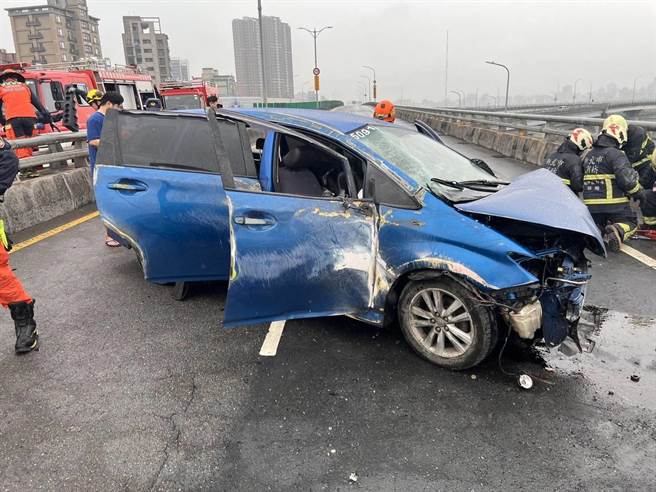 车辆侧边也有擦撞痕迹。(黄敬文翻摄)