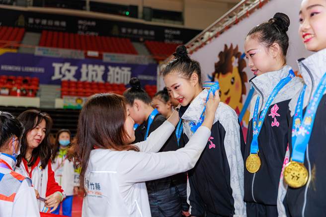全中運國女組韻律體操團隊全能競賽由臺中市東山高中國中部奪得金牌。（新竹縣府提供／邱立雅竹縣傳真）