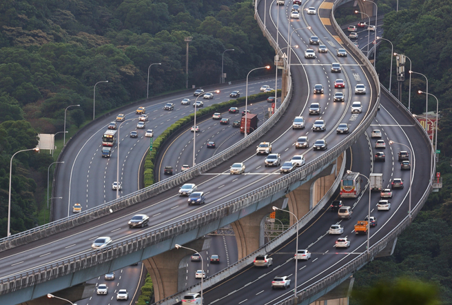 清明連假首日，多地車流明顯增加。（本報資料照）