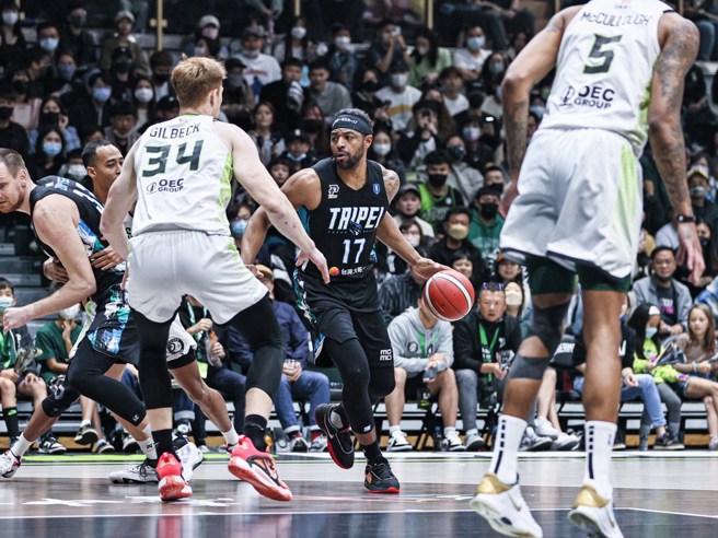 辛特力持球觀察隊友走位準備傳球。(台北富邦勇士提供)