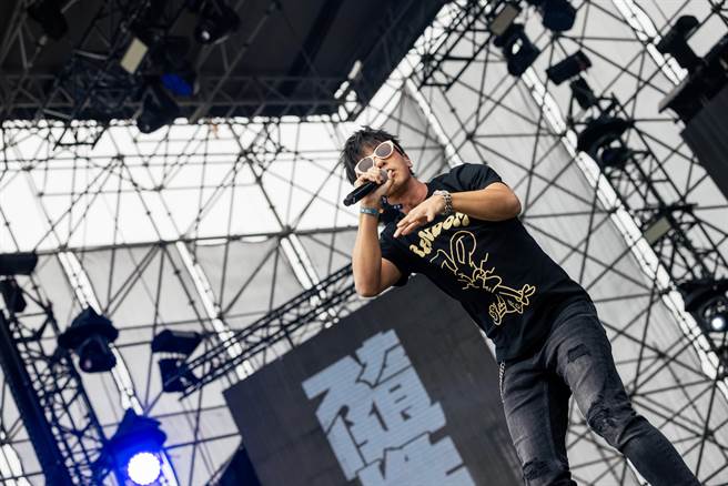 乐团「随性」邀来柯有伦担任嘉宾演出，气氛热闹。（出日音乐提供）