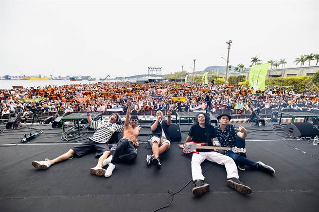 乐团「随性」邀来柯有伦（左二）担任嘉宾演出，气氛热闹。（出日音乐提供）