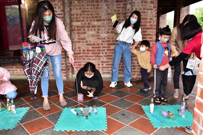 10關童玩親子競賽闖關high翻，帶給大家一個非常具有客家味的歡樂童玩節。（台中市政府提供）