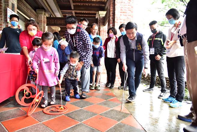 市府客委會主委江俊龍，陪小朋友玩童玩慶祝兒童節。（台中市政府提供）