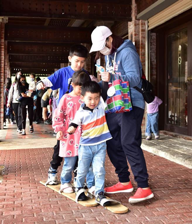 「東勢童玩節－藝童來尞」活動，讓大朋友小朋友都玩得不亦樂乎。（台中市政府提供）