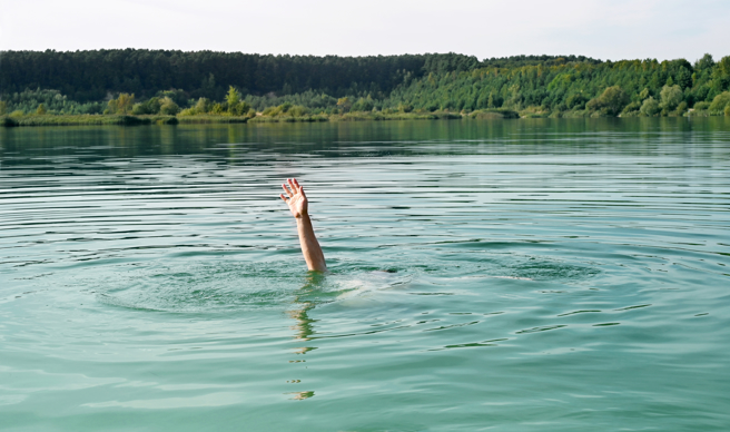 印度日前发生一起溺水意外，一名年轻男子在恒河中拍摄溺水影片，想要上传到网路制造话题，没想到竟然「假戏真做」，不幸溺毙。（示意图／Shutterstock）