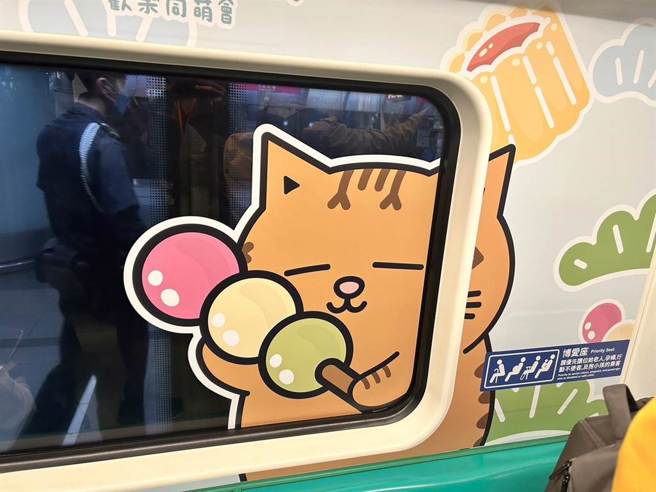 高捷期間限定的「蜜瑪」聯名彩繪列車。（崔正綱攝）