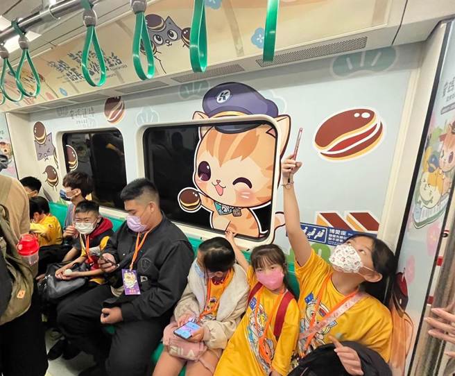 高捷歡慶通車15周年，推出期間限定的「蜜瑪」彩繪列車，許多親子、民眾前來同樂。（高捷公司提供／崔正綱高雄傳真）