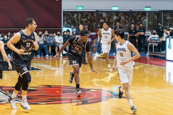 阿修罗比起「Too Small」手势嘲讽对方身材太矮。(台南台钢猎鹰提供)