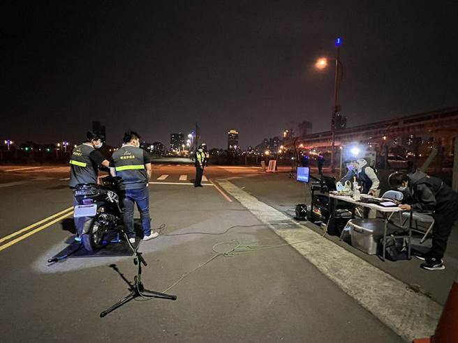 中四警分局结合环保局及监理单位组成「环、警、监联合稽查小组」大执法。（警方提供／张亦惠台中传真）