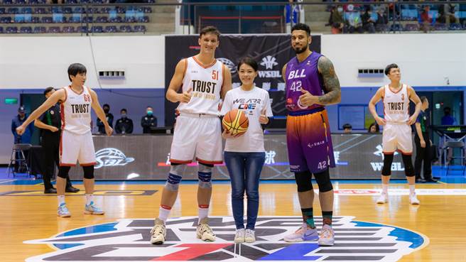 睽違4年，2023年第20屆SBL與第18屆WSBL超級籃球聯賽1日起在新竹市立體育館開打，市長高虹安（中）並擔任開球嘉賓。（新竹市政府提供／陳育賢新竹傳真）